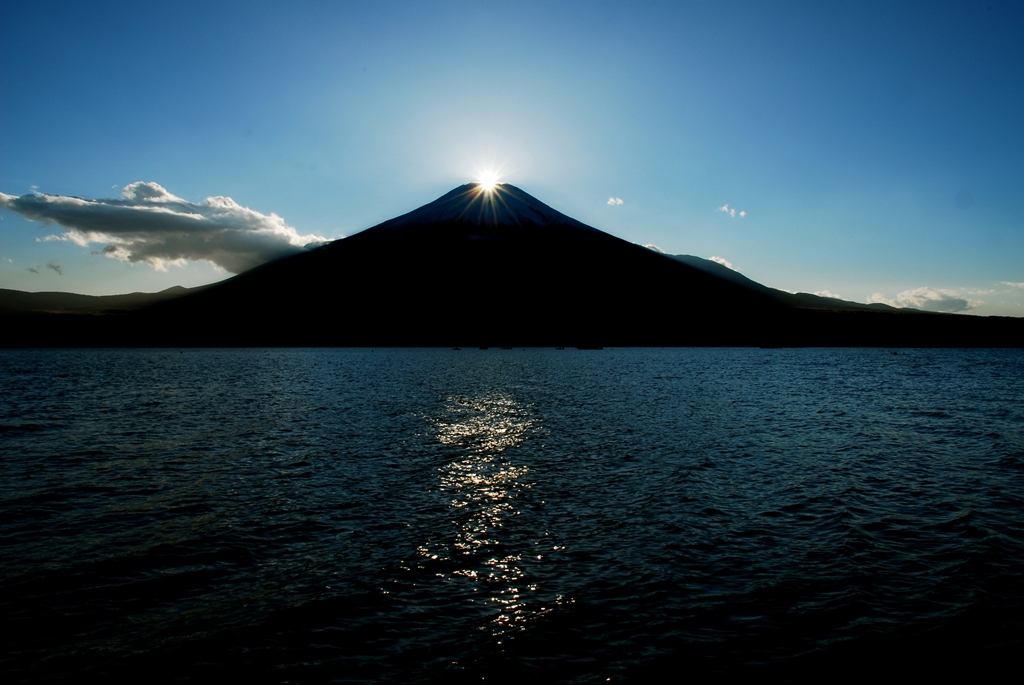 山中湖から望む冬の絶景ダイヤモンド富士