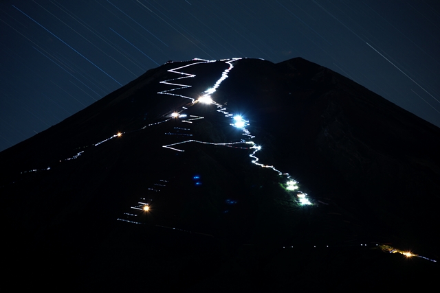 富士山 山小屋の灯り 光の道