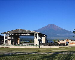 以富士山为背景的音乐表演场地